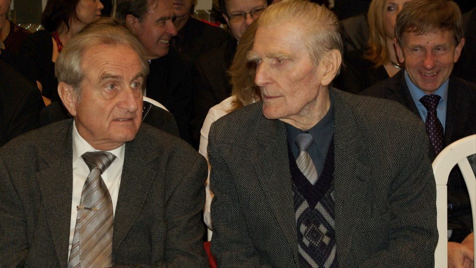 Profesor Robert Kvaček (vpravo) při udílení Ceny města 2014 ve společnosti laureáta ceny JUDr. Vojena Güttlera