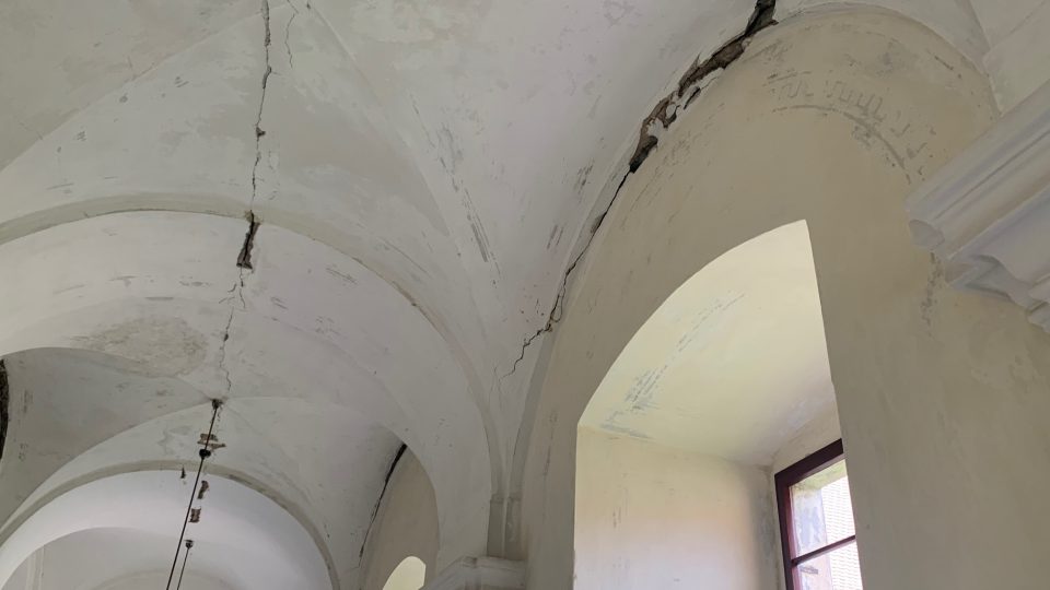 V benediktinském klášteře v Polici nad Metují na Náchodsku začaly opravy odvodňovacích štol