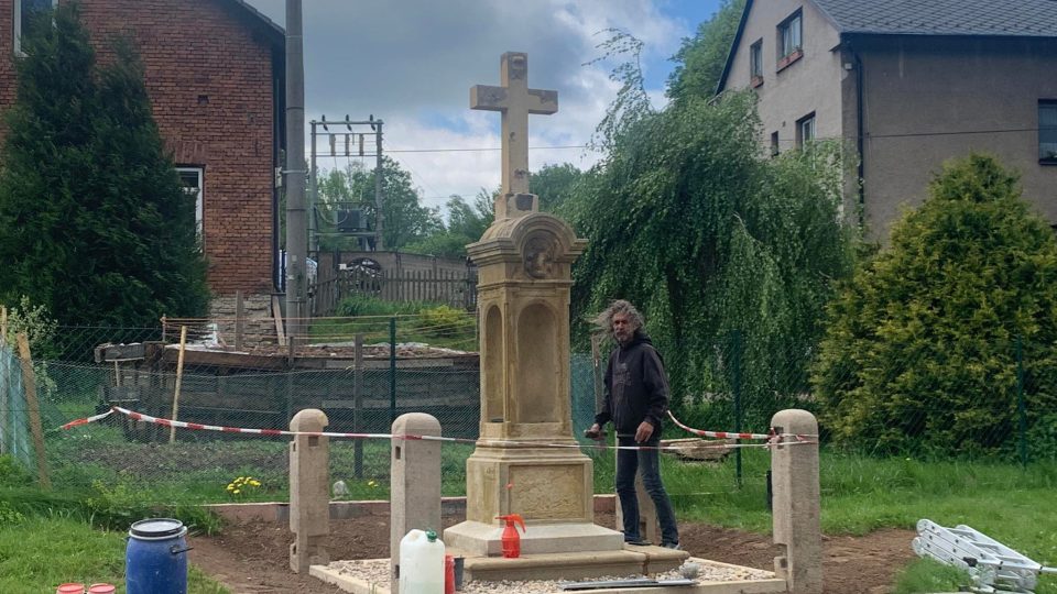 V Horní Radechové na Náchodsku se obci daří postupně opravovat historické kamenné křížky