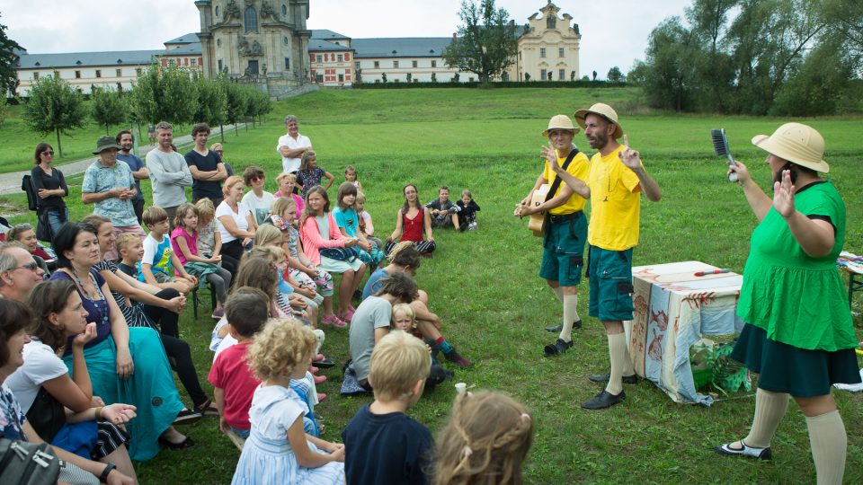 Divadlo DNO - Dinosauří pohádka; Kavárna mezi životem a smrtí