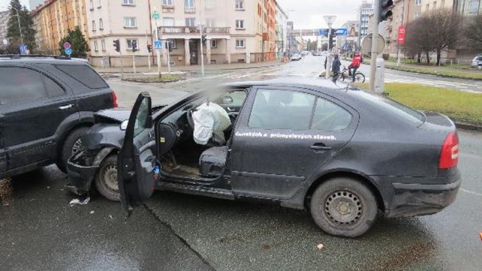 Střet dvou vozidel na světelné křižovatce v Hradci Králové