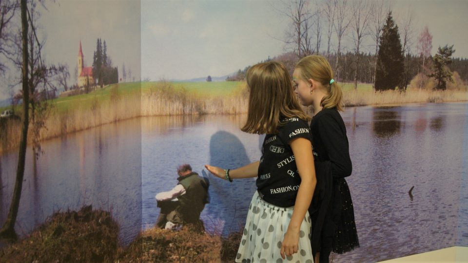 Velkoformátová fotografie s milovníkem přírody, umělcem Oskarem Taimerem u rybníku pod Byšičkami na Bělohradsku
