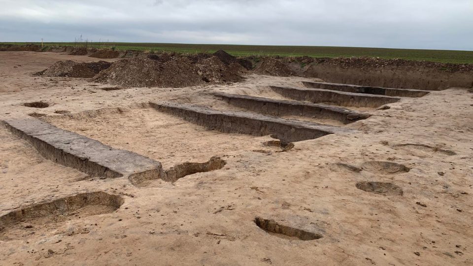 Archeologické práce v místě budoucího obchvatu Doudleb nad Orlicí přinesly nečekané objevy