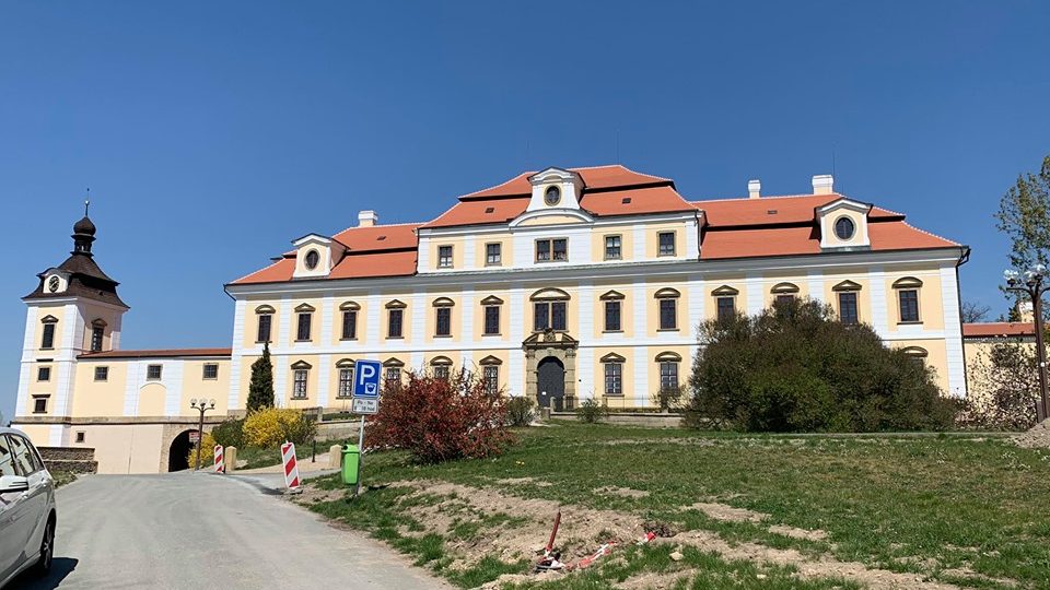 Oprava kostela a spojovací chodby v areálu zámku v Rychnově nad Kněžnou by měla být hotová do roku 2022