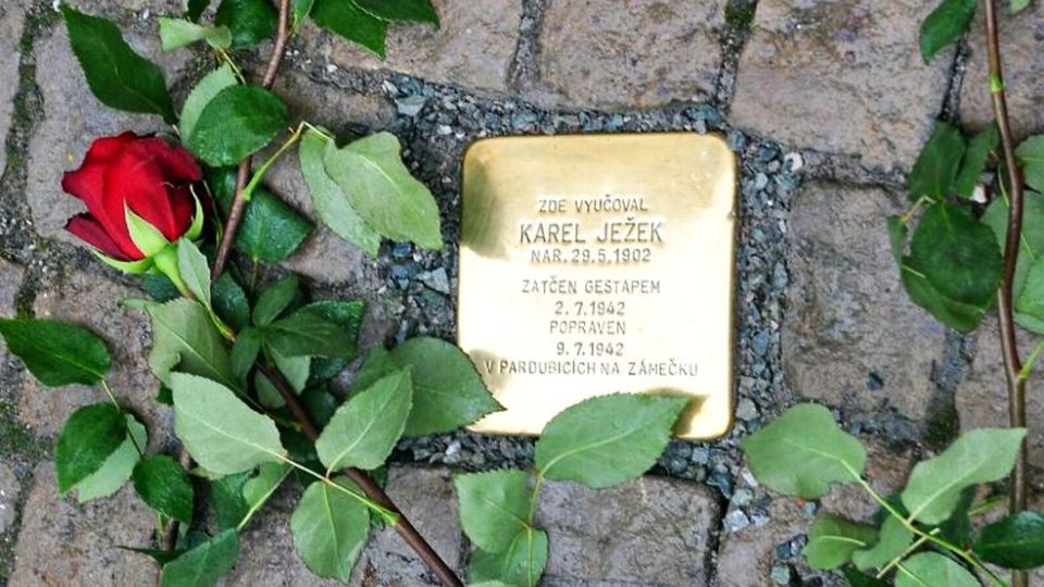 Odhalení sokolského Kamene zmizelých Karlu Ježkovi před školou v Doubravici u Dvora Králové nad Labem