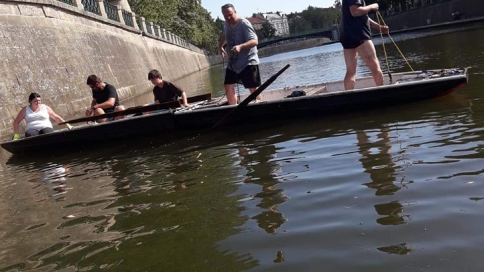Dobrovolníci čistili s pomocí silného magnetu řeku Labe u Tyršova mostu v Hradci Králové