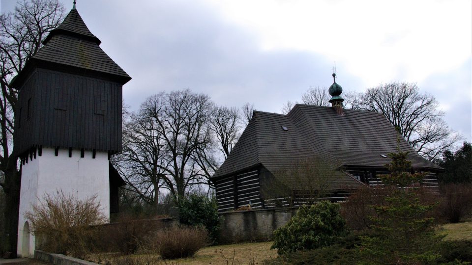 Skvostem slavoňovské farnosti je roubený kostel sv. Jana Křtitele. Společně se zvonicí a roubenou márnicí je zapsaná na seznamu památek UNESCO