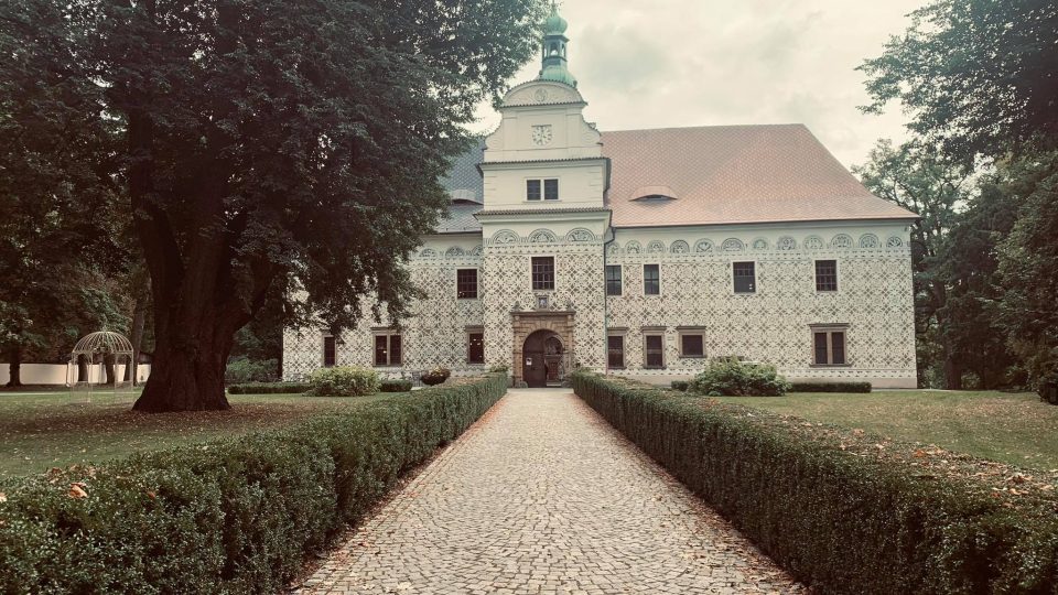 Sbírka obrazů v interiéru zámku v Doudlebách nad Orlicí je po renovaci některých děl opět kompletní