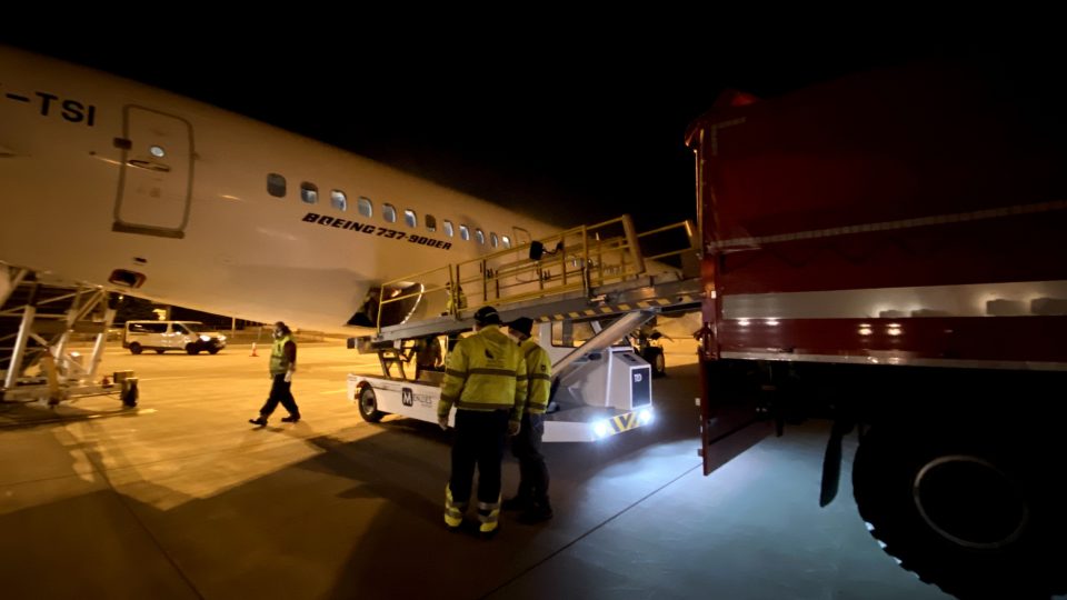 Do Česka stále přilétají letadla s ochrannými zdravotními pomůckami. Na palubě mají roušky, respirátory i štíty a obleky