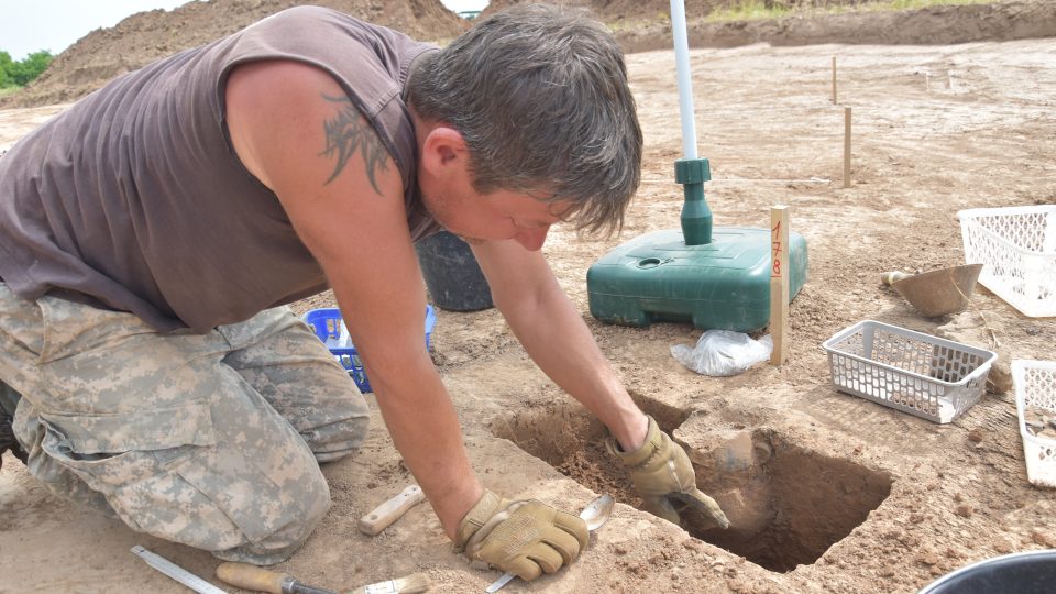 Archeologové našli u Smiřic pravěká sídliště - preparace depotu keramických nádob