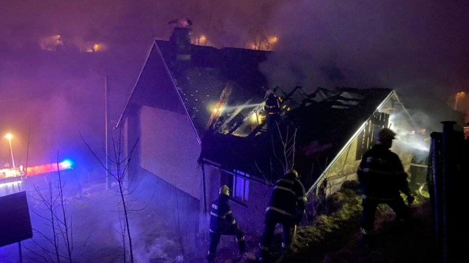 Požár podkroví a střechy domu v Police nad Metují