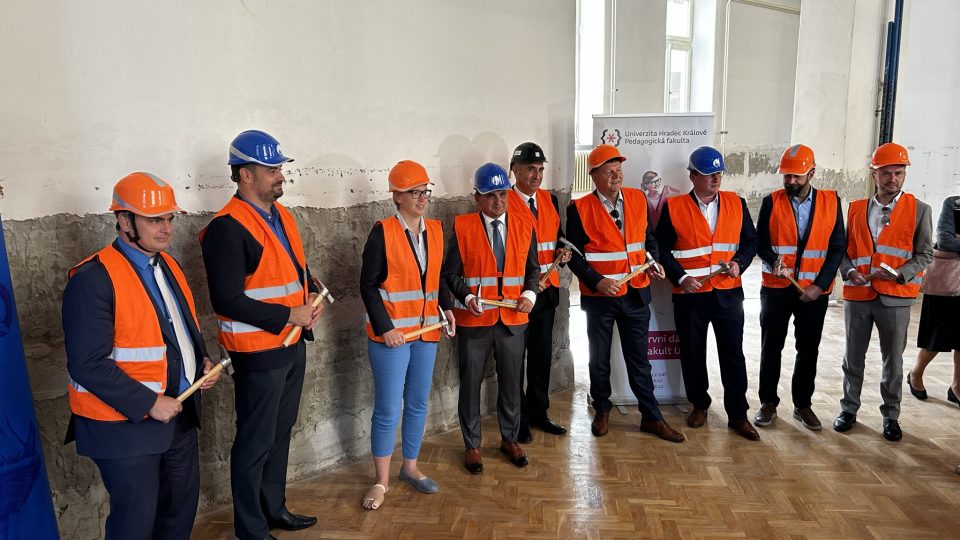 Započatá rekonstrukce památkově chráněné budovy PdF UHK odhalila základy hradecké pevnosti