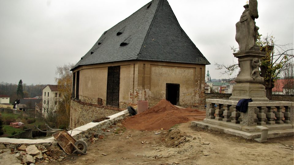 Dokončovací práce u renovované sochy sv. Václava v blízkosti bývalé bašty