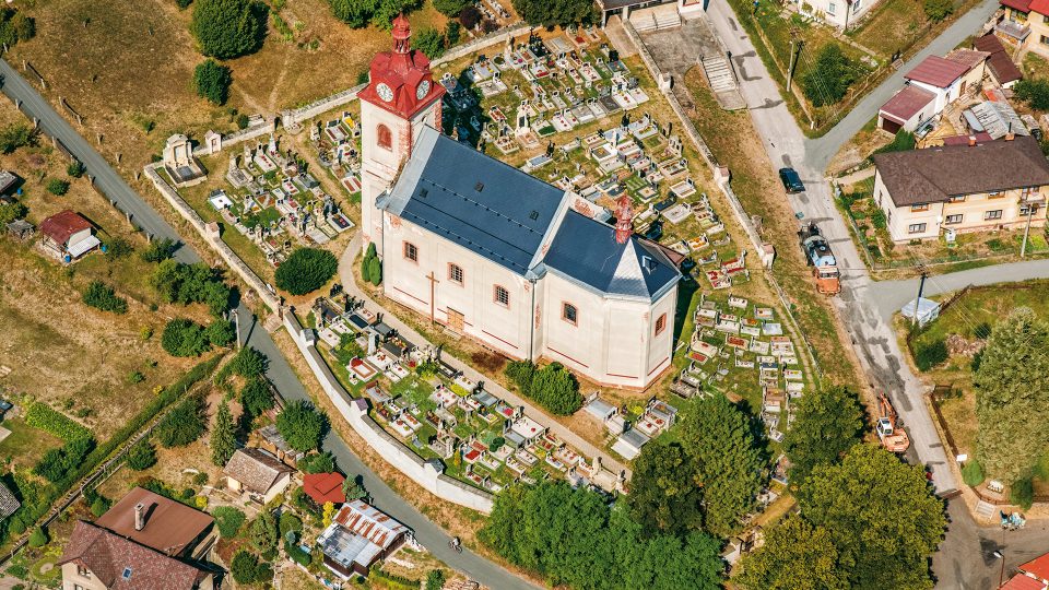 Kostel Navštívení Panny Marie a sv. Václava je přirozenou dominantou Dolní Kalné. Nachází se na vyvýšeném místě uprostřed obce, kde sousedí se školou