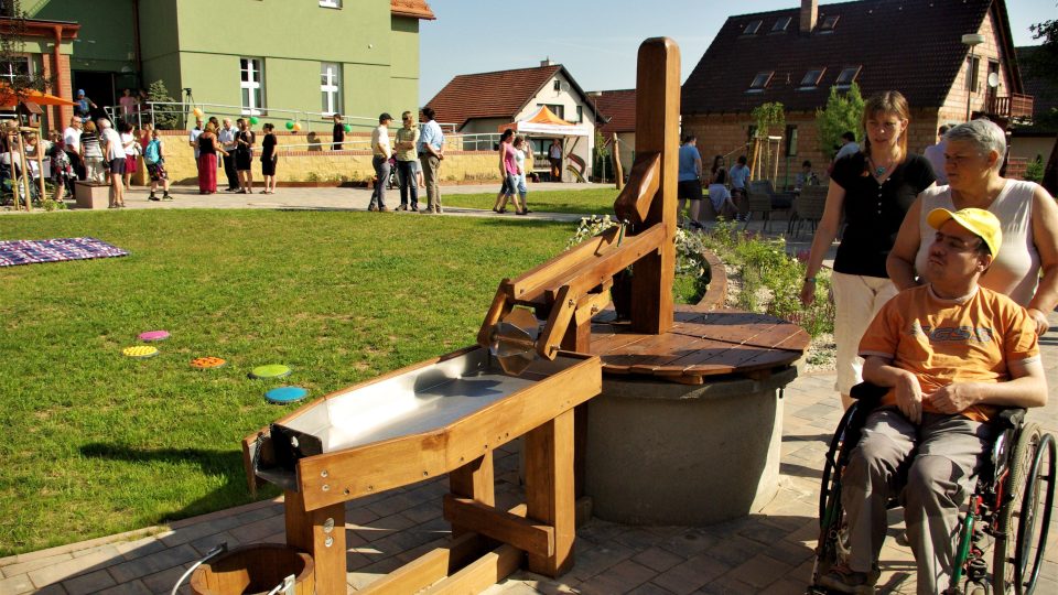 V areálu stacionáře Apropo v Soudné v Jičíně vznikla nová zahrada s herními a edukativními prvky