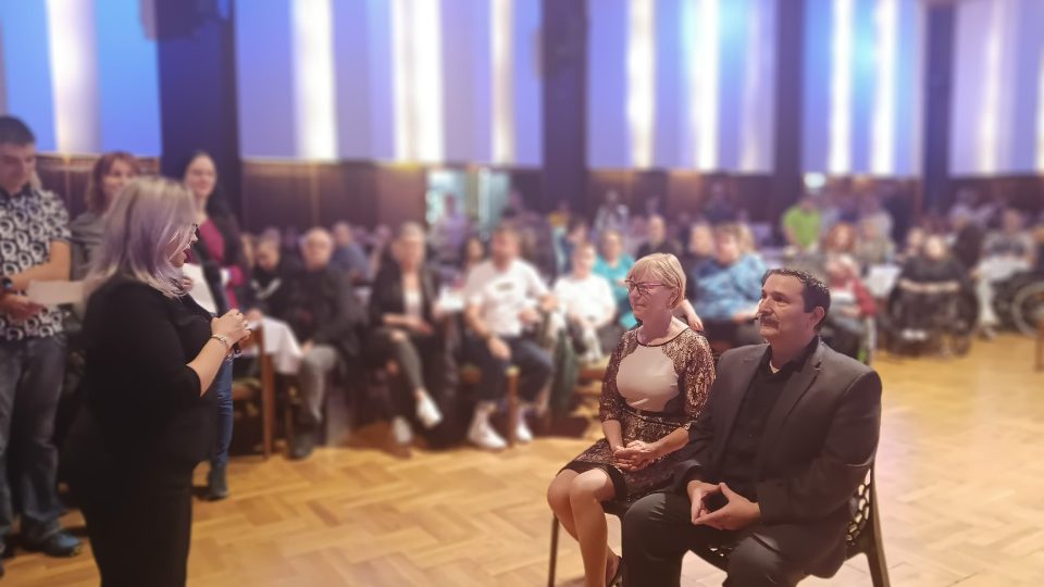 Manželé Bráborcovi při oslavě 35. výročí Denního stacionáře Mateřídouška