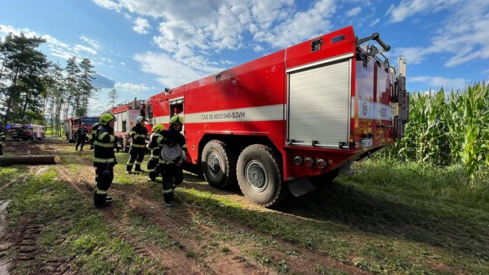 Tři jednotky hasičů likvidovaly požár lesní paseky v Náchodě