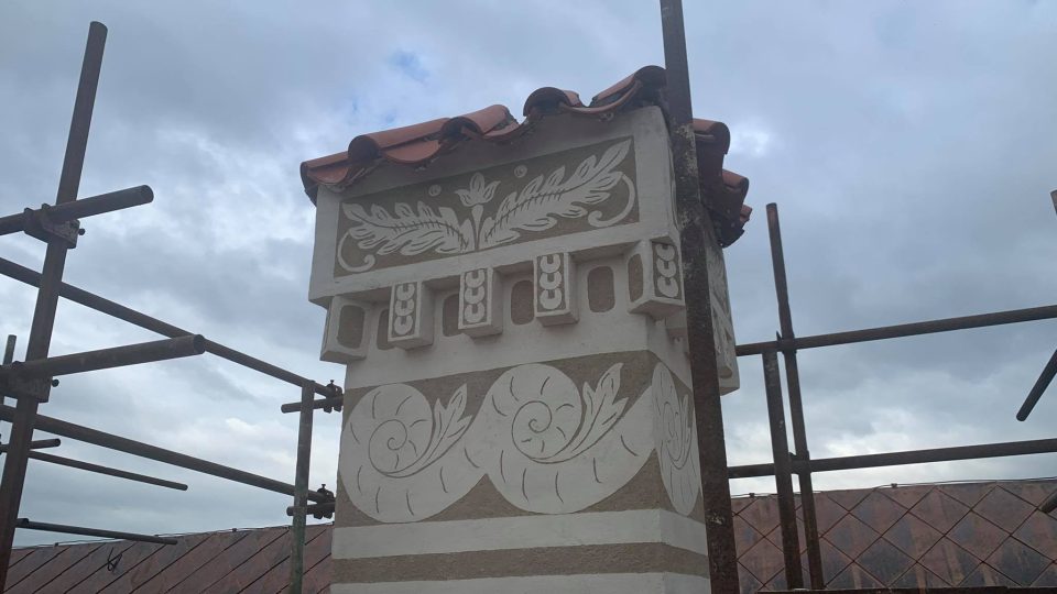 Na zámku v Doudlebách nad Orlicí opravují restaurátoři komíny se vzácnou sgrafitovou výzdobou