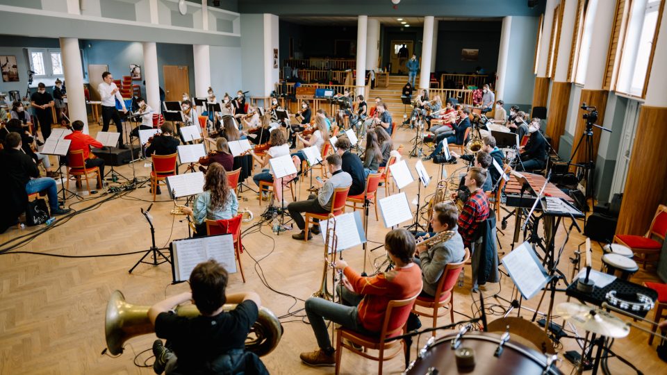 Symfonický orchestr Police Symphony Orchestra z Police nad Metují připravil pro posluchače hudební happening „Na slyšenou“