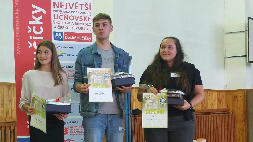 Nejlepší jednotlivci,: zleva vítězka Anna Paříková, Vojta Tužina a Dominika Pavlíková