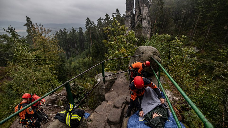 V Prachovských skalách bylo rušno. Záchranáři trénovali ošetřování skupiny lidí, kteří spadli z útesu