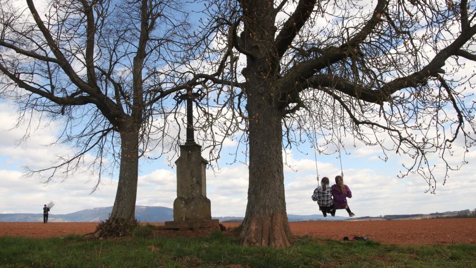 Arborista Lukáš Neklan instaluje v krajině pro radost ostatním houpačky