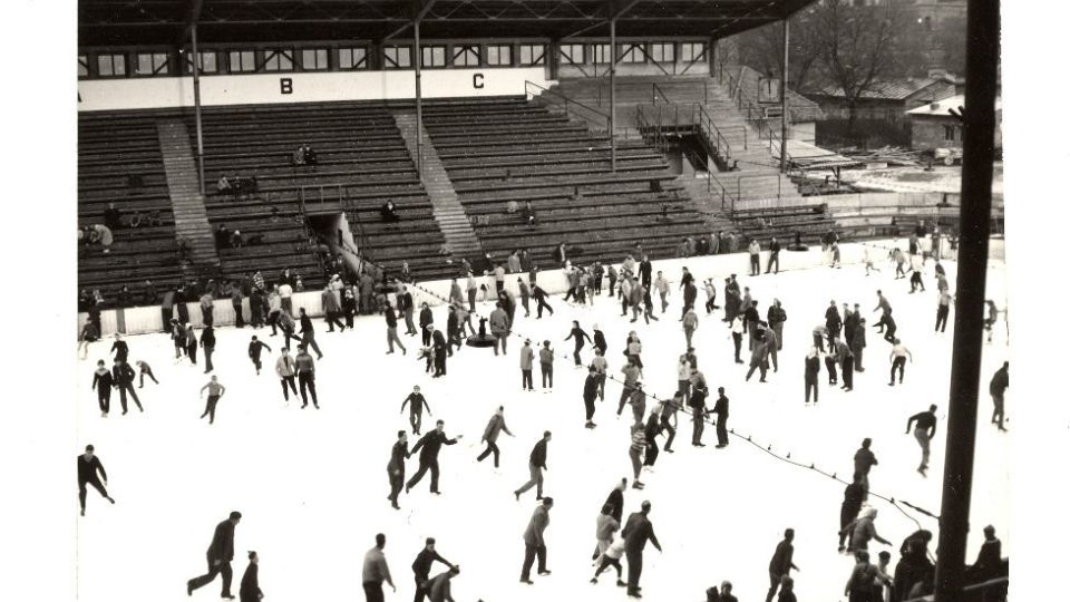 Hradecký zimní stadion při veřejném bruslení - 60. léta 20. století