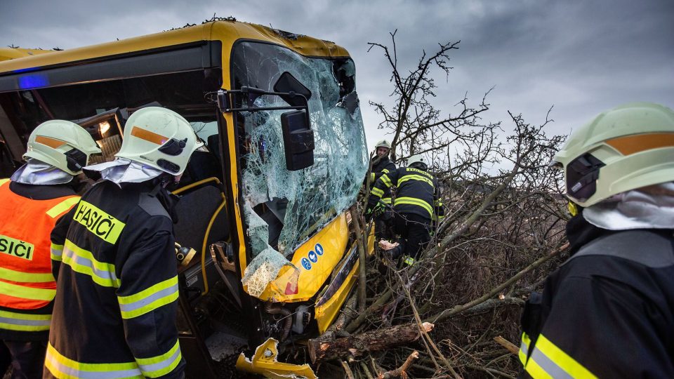 U Černčic vyjel autobus mimo komunikaci a narazil do stromů. Pět lidí se zranilo