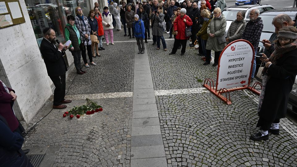 Na Ulrychově náměstí v Hradci Králové před domem číslo 762 jsou v dlažbě tři Stolpersteiny, neboli kameny zmizelých