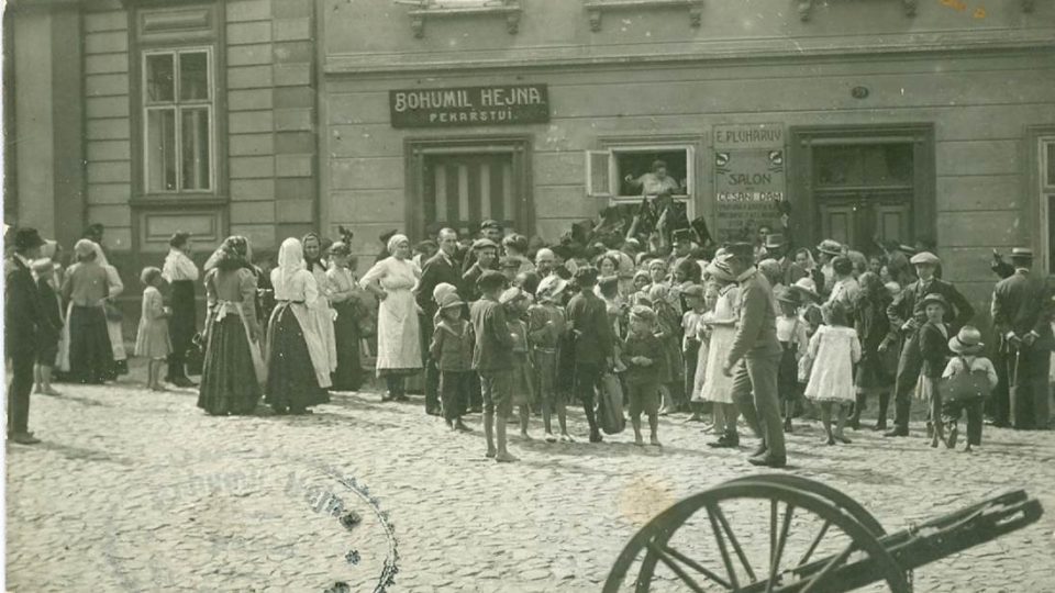 Fronta na chléb před domem pekaře Bohumila Hejny v čp. 59 na Komenského náměstí v roce 1917