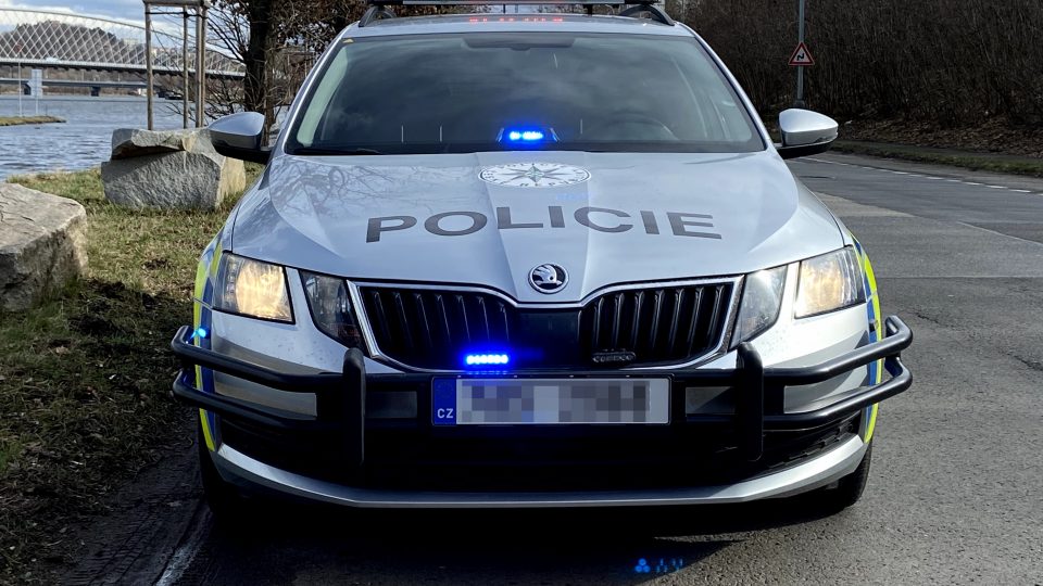 Kvůli ujíždějícím řidičům si policie pořizuje auta s předními rámy