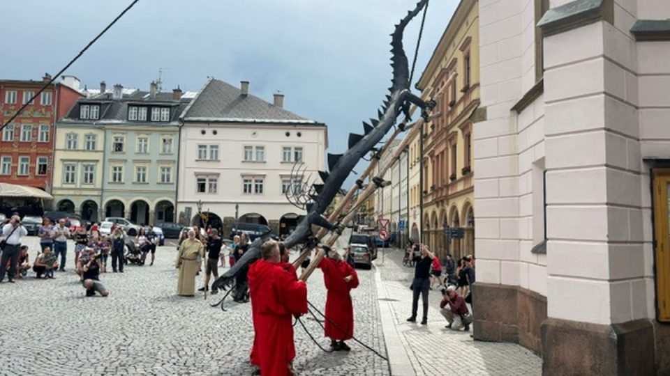 Šestimetrový ocelový drak opustil věž Staré radnice v Trutnově a vydal se na dalekou pouť do Brna