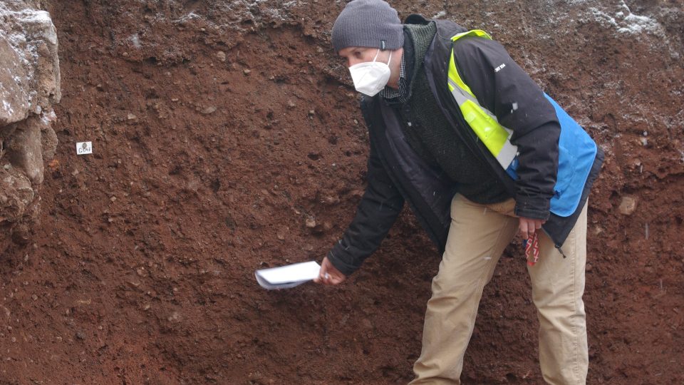 Archeolog Jiří Unger v archeologické lokalitě v Nové Pace