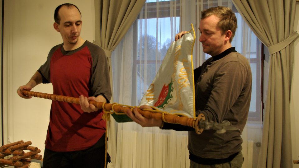 Jindřich Beneš (vlevo) a Petr Kazda při přípravě výstavy ke století novopackého skautingu