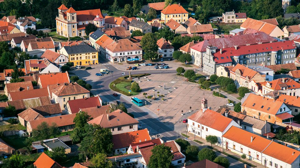 Dašice leží v rovinaté krajině Polabské nížiny při obou březích řeky Loučné. Jádro města tvoří rozlehlé náměstí T. G. Masaryka s měšťanskými domy z přelomu 18. a 19. století