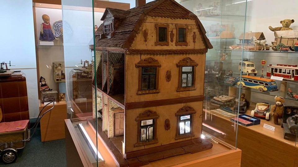 Muzeum hraček v Rychnově nad Kněžnou se může pochlubit vzácným domkem pro panenky