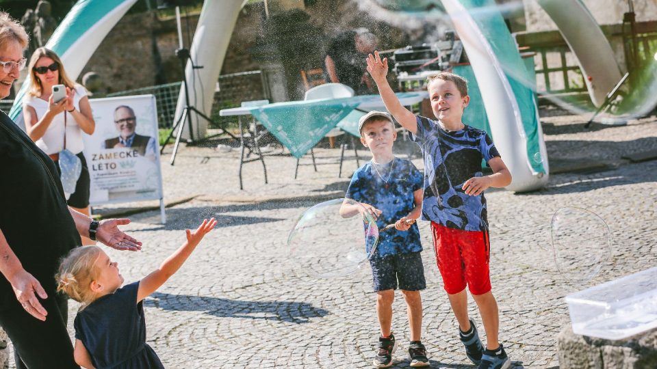 Děti se bavily u bublifuku