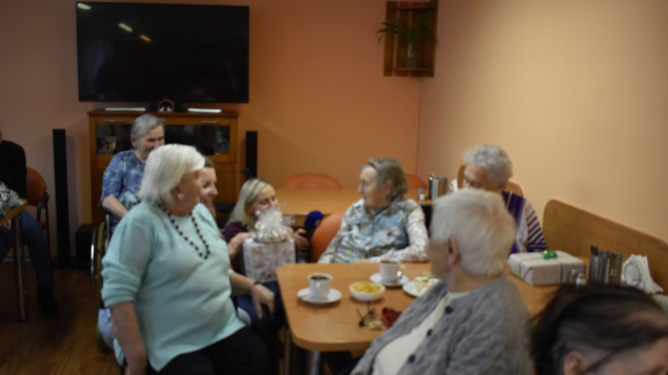 Do Domova důchodců v Tmavém Dole na Trutnovsku se sjela Ježíškova vnoučata