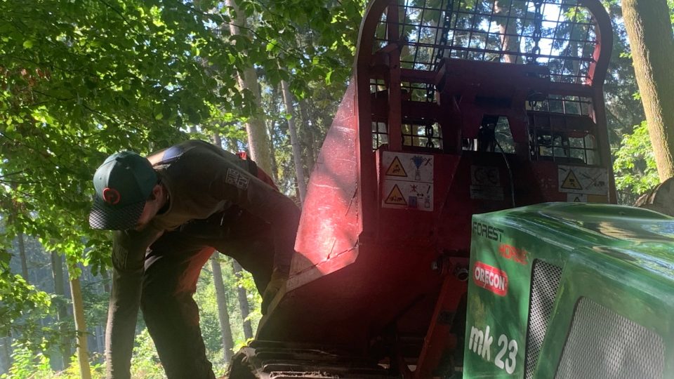 "Železný kůň" stále častěji pomáhá dřevorubcům pracujícím v těžko přístupných lesních terénech