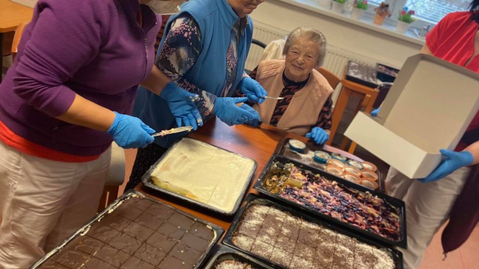 Senioři z Tmavého Dolu napekli dortíky pro náchodské a trutnovské zdravotníky