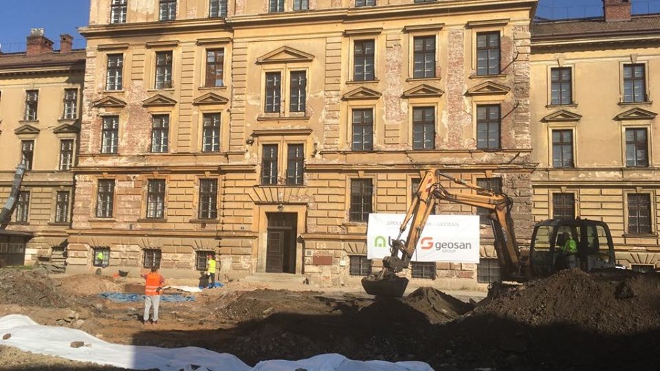 Budova Gayerových kasáren v centru Hradce Králové se dočkala nákladné opravy