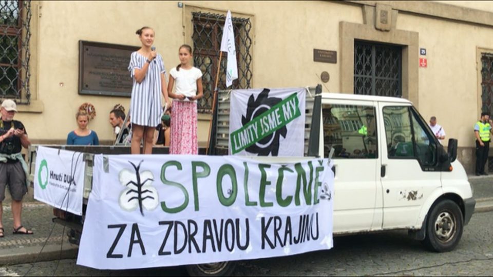 Sestry v akci za záchranu života, Anička a Eliška Víravovy, držitelky ceny Ekozásek roku, na demonstraci v Praze
