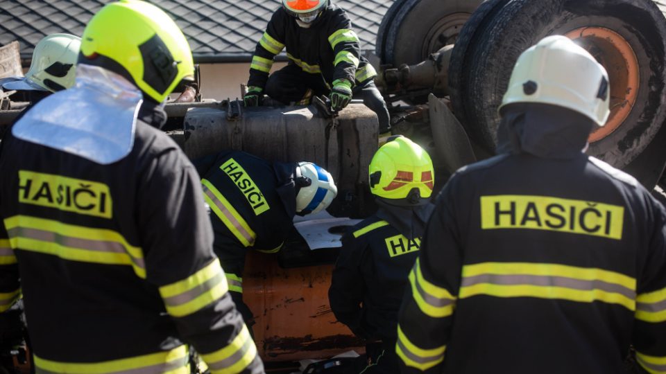 Cisterna s vodou se v Bohuslavicích při nehodě převrátila na střechu