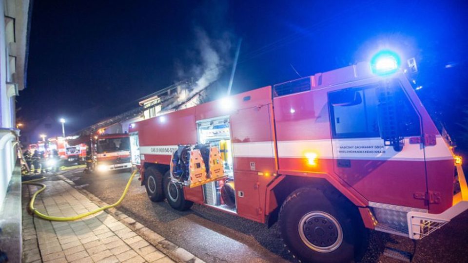 Tři lidé byli zraněni při požáru rodinného domu v Náchodě v části Staré Město nad Metují