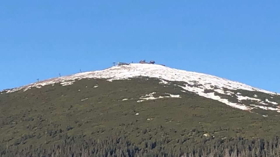 Vrtulník transportoval nové podpěry pro lanovku na vrchol naší nejvyšší hory