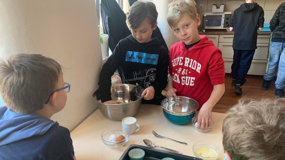 Děti dětem - tak nazvali své charitativní pečení muffinů žáci základní školy v Červeném Kostelci
