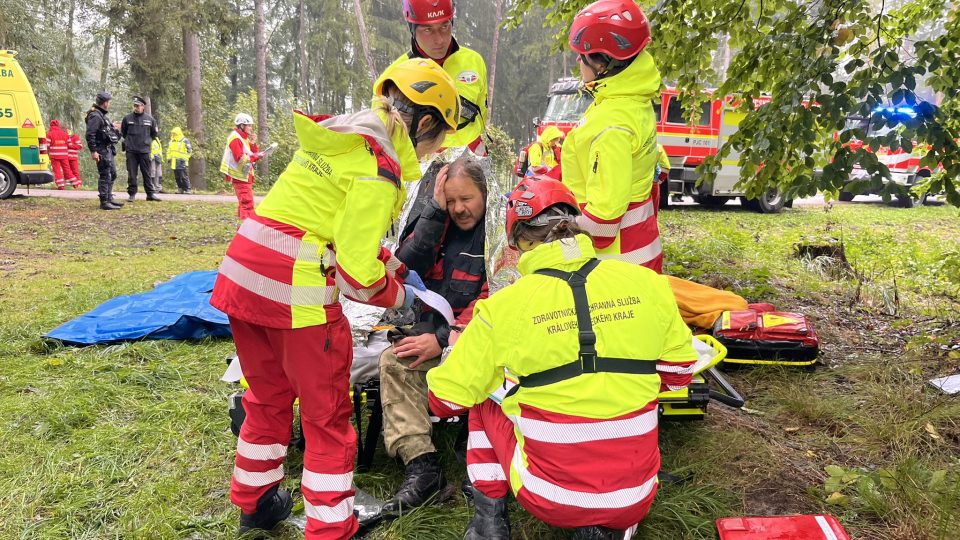 V Prachovských skalách bylo rušno. Záchranáři trénovali ošetření skupiny lidí, kteří spadli z útesu