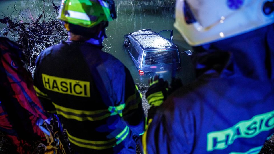 Auto utopené v Labi, v Hořenicích zasahovali hasičské jednotky i potápěči z Pardubic