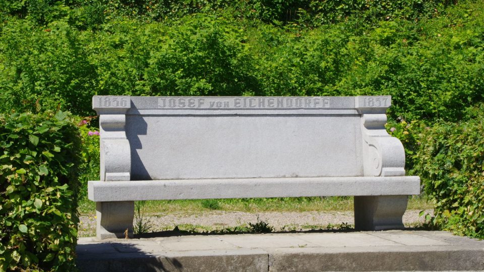 Lavička na vyhlídce je věnována německému romantickému básníkovi Josefu von Eichendorf | foto: Miroslav Kobza, Český rozhlas Lavička na vyhlídce je věnována německému romantickému básníkovi Josefu von Eichendorf