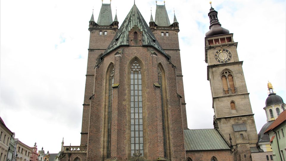 Repliky dvou ze čtyř gotických pískovcových fiál se vrátily na katedrálu sv. Ducha v Hradci Králové